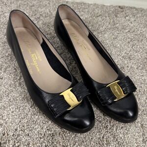 Salvatore Ferragamo Boutique Vara Pumps Black Leather Luxury Designer Gold Bow 8